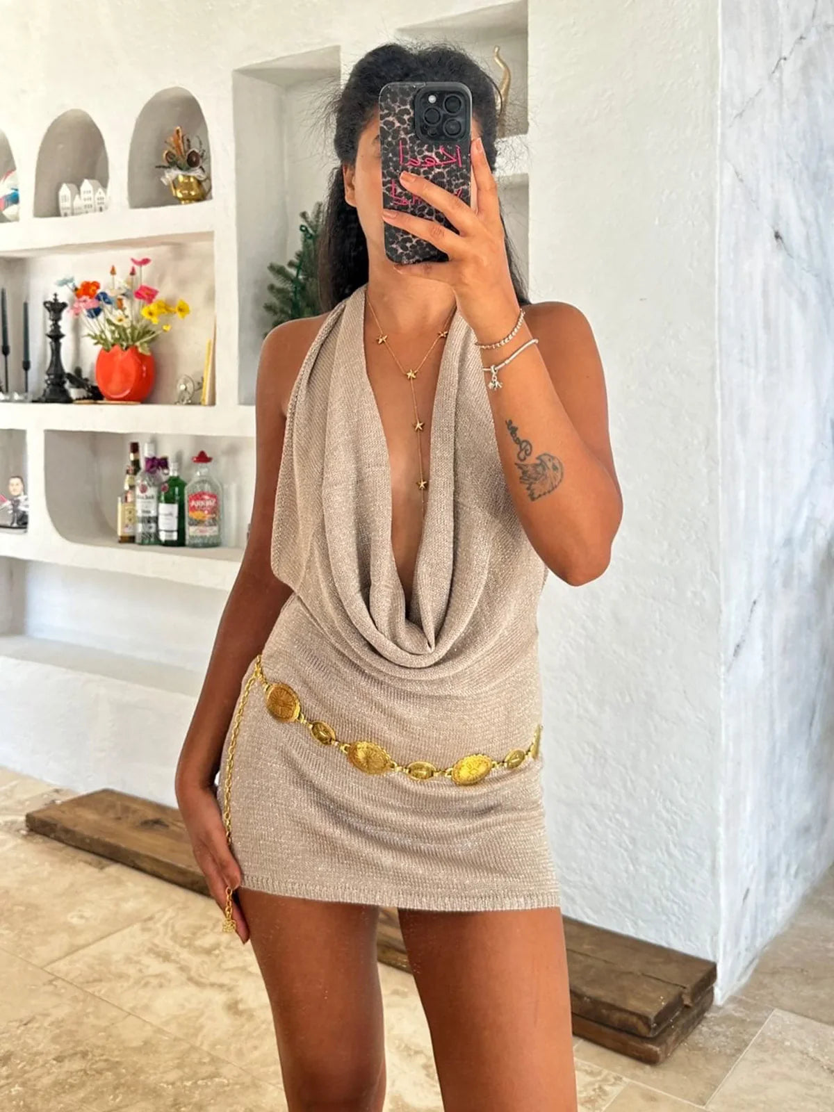 MINIVESTIDO DE MUJER CON ESCOTE EN V PROFUNDO Y ESPALDA AL DESCUBIERTO