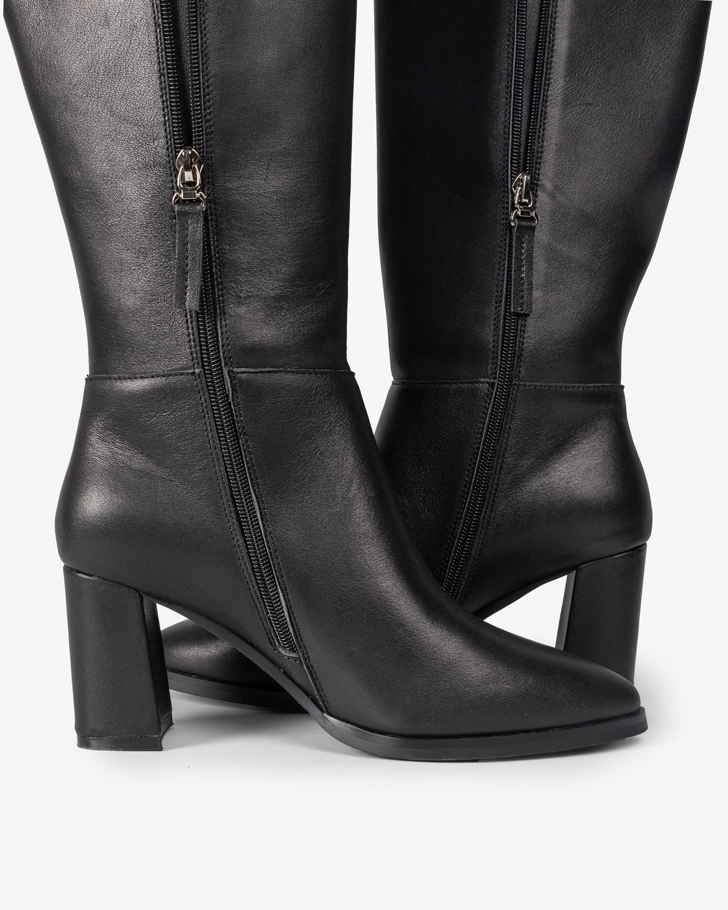 BOTA ALTA DE PIEL NEGRA