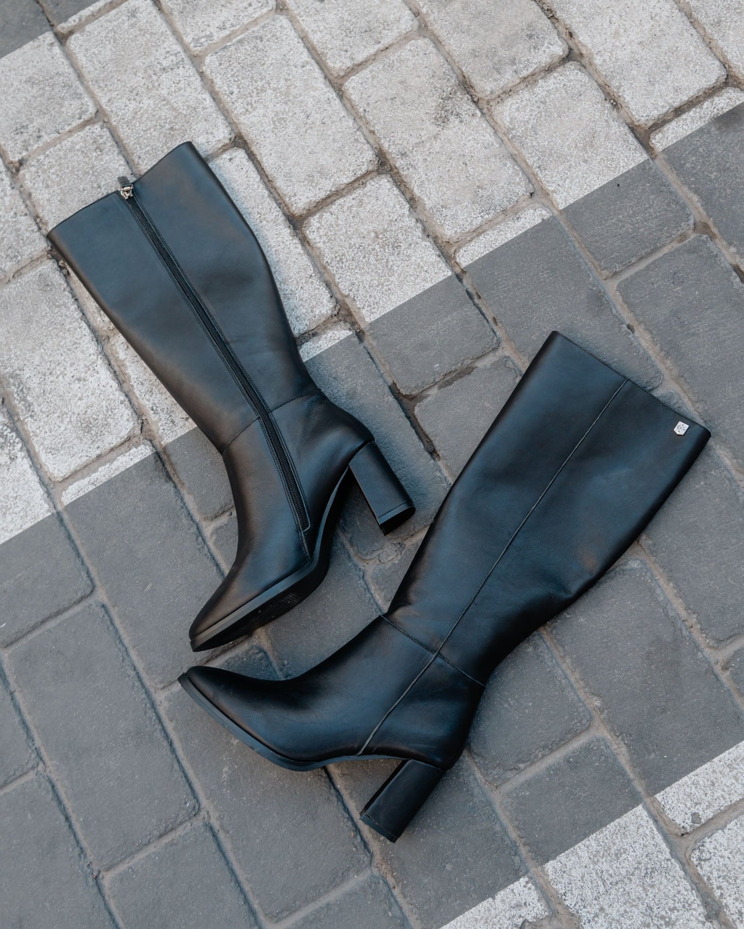 BOTA ALTA DE PIEL NEGRA