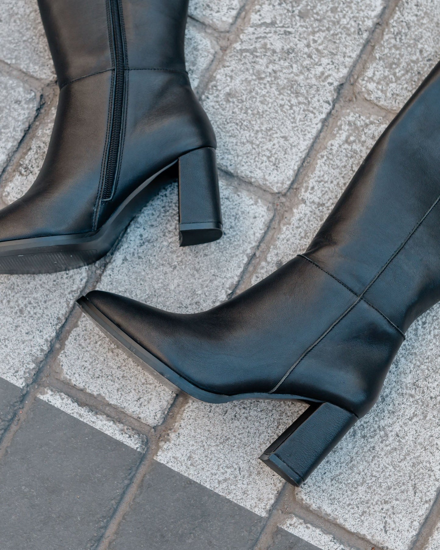 BOTA ALTA DE PIEL NEGRA