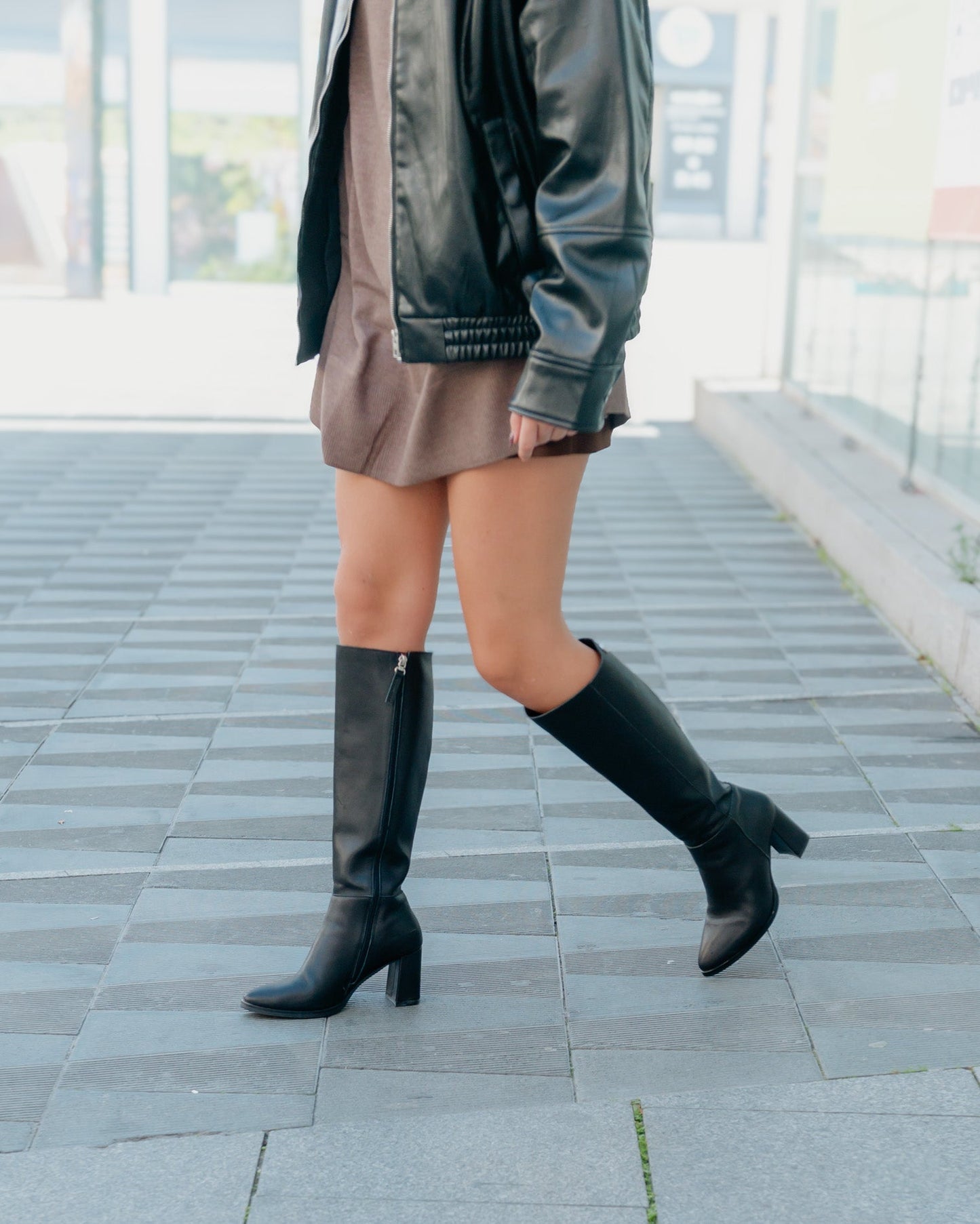 BOTA ALTA DE PIEL NEGRA