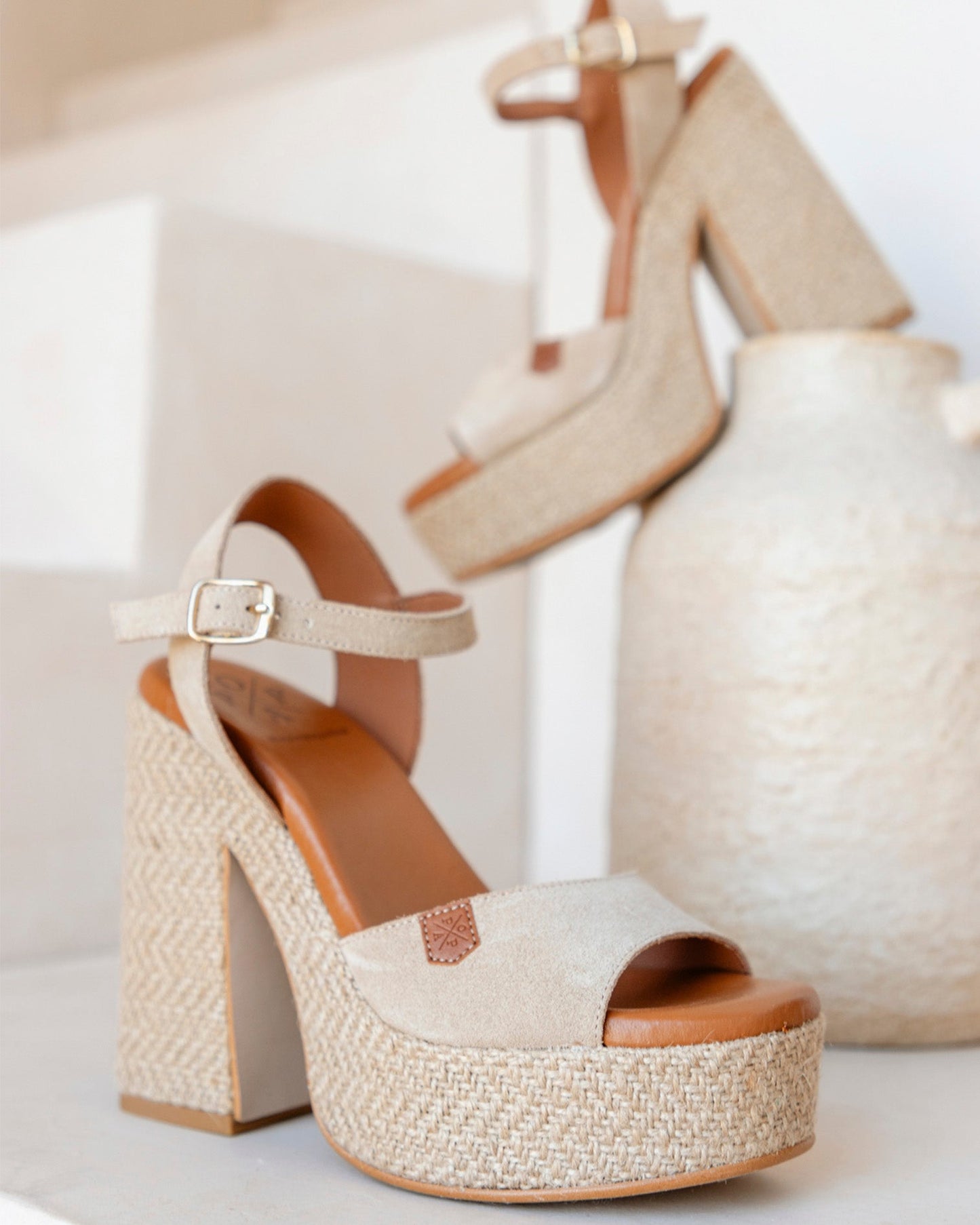 CUÑA TACON MONSUL SERRAJE BEIGE CON HEBILLA