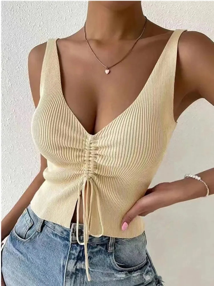 TOP CORTO CON CUELLO EN V Y TEJIDO ACANALADO