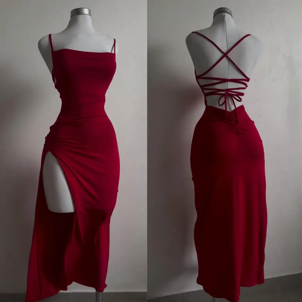 MINIVESTIDO AJUSTADO CON ESCOTE HALTER